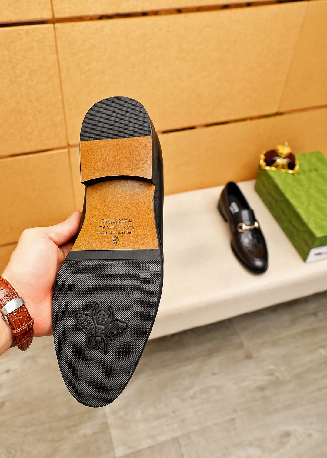 Men's shoes 💰400 💐 Product trademark: GUCCI "Gucci" casual leather shoes Regular size: 39-44 (38.45.46🉑️Customized) Product materials: Selected imported first-layer calfskin embossed upper + luxury hardware buckle, imported 🐑 sheepskin lining. Strong three-dimensional visual effect, original combination outsole Color: 1⃣️color optional
